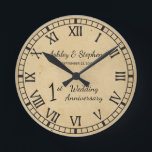 1st Wedding Anniversary Runde Wanduhr<br><div class="desc">Das klassische Geschenk für den ersten Jahrestag ist Papier. In diesem Sinne haben wir dieses rustikale Imitat in modernem Design zum ersten Jahrestag mit römischen Ziffern, Ihren Namen und Hochzeitsdatum geschaffen. Composite Design von Holiday Hearts Designs (Rechte vorbehalten). Wenn Sie vor dem Kauf irgendwelche Fragen haben oder Hilfe beim Design...</div>