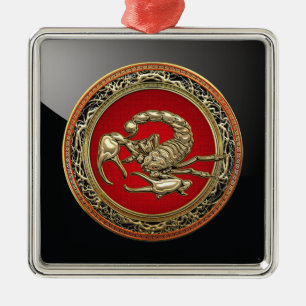 [200] Heiliger Goldener Skorpion auf Rot Ornament Aus Metall