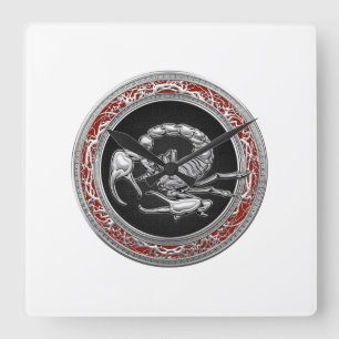 [200] Heiliger Silberkorpion auf Schwarz Quadratische Wanduhr