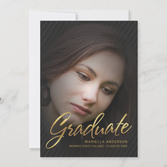 2019 Graduate Gold Script Full Foto Overlay Einladung (Vorderseite)