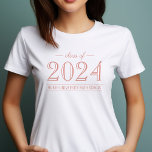 2022 Elegante Rose Gold Custom Abschluss T-Shirt<br><div class="desc">Personalisieren Sie diese benutzerdefinierte Klasse von 2022 Abschluss Shirt für Ihren Abschluss! Das zweiseitige T - Shirt-Design zeigt die Rose goldfarbenen Text mit dem Schuljahr des Absolventen und den Schulnamen auf der Vorderseite / Abitur-Name in Skript auf der Rückseite. Text- und T - Shirt-Farben können angepasst werden!</div>