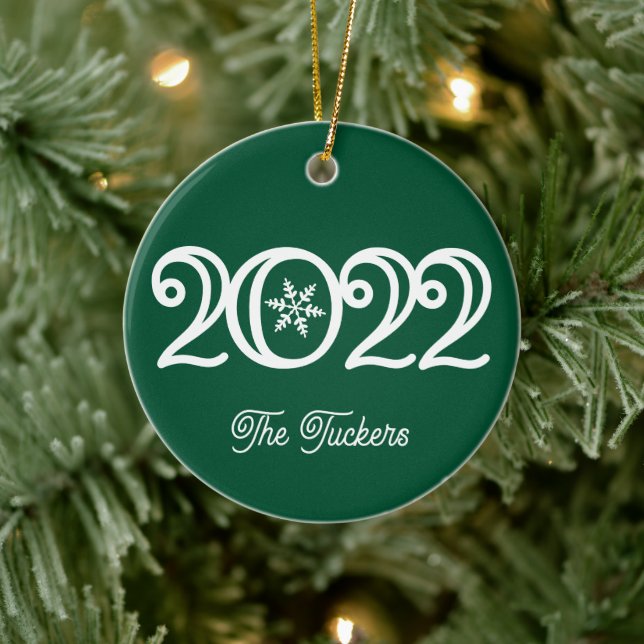 2022 Familiennamen Keepake Dunkle grüne Weihnachte Keramik Ornament (Baum)