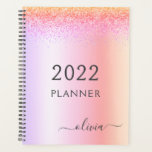 2022 Rainbow Pastel Glitzer Girly Monogram Planer<br><div class="desc">2022 Rainbow Pastel Imitate Sparkle Glitzer Monogram Name und Initial Metallic Stainless Steel Spiral Notebook Hochzeitskalender Planer. Das macht den perfekten 16 Geburtstag,  Hochzeit,  Brautparty,  Jubiläum,  Babydusche oder Junggeselinnen-Abschied Geschenk für jemanden,  der Lieben glamourösen Luxus und schicke Stile.</div>