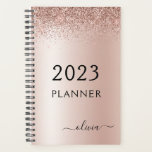 2022 Rose Gold Blush Pink Glitzer Monogram Planer<br><div class="desc">2022 Rose Gold - Schwarz rosa Imitate Sparkle Glitzer Monogram Name und Initial Metallic Stainless Steel Spiral Notebook Hochzeitskalender Planer. Das macht den perfekten 16 Geburtstag,  Hochzeit,  Brautparty,  Jubiläum,  Babydusche oder Junggeselinnen-Abschied Geschenk für jemanden,  der Lieben glamourösen Luxus und schicke Stile.</div>
