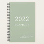 2022 Sage Green Girly Script Monogram Name Planner Planer<br><div class="desc">2022 Sage Green Monogram Fügen Sie Ihren eigenen Skriptnamen 2022 Kalender Hochzeitsplaner. Das macht den perfekten 16 Geburtstag,  Hochzeit,  Brautparty,  Jubiläum,  Babydusche oder Junggeselinnen-Abschied Geschenk für jemanden,  der Lieben glamourösen Luxus und schicke Stile.</div>