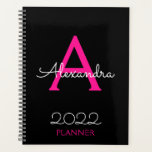 2022 Schwarz-Monogramm-Elegant Planer<br><div class="desc">2022 Hot Pink und Black Monogram Name und Initial Spiral Notebook Planner. Das macht den perfekten 16 Geburtstag, Hochzeit, Brautparty, Jubiläum, Babydusche oder Junggeselinnen-Abschied Geschenk für jemanden, der Lieben glamourösen Luxus und schicke Stile.</div>