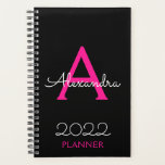 2022 Schwarz-Monogramm-Elegant Planer<br><div class="desc">2022 Hot Pink und Black Monogram Name und Initial Spiral Notebook Planner. Das macht den perfekten 16 Geburtstag, Hochzeit, Brautparty, Jubiläum, Babydusche oder Junggeselinnen-Abschied Geschenk für jemanden, der Lieben glamourösen Luxus und schicke Stile.</div>