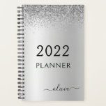 2022 Silver Black Glitzer Girly Monogram Planer<br><div class="desc">2022 Silver and Black Imitats Sparkle Glitzer Monogram Name und Initial Metallic Stainless Steel Spiral Notebook Hochzeitskalender Planer. Das macht den perfekten 16 Geburtstag,  Hochzeit,  Brautparty,  Jubiläum,  Babydusche oder Junggeselinnen-Abschied Geschenk für jemanden,  der Lieben glamourösen Luxus und schicke Stile.</div>