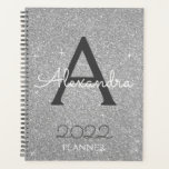 2022 Silver Glitzer Sparkle Monogram Planer<br><div class="desc">2022 Silver Sparkle Glitzer Monogram Name and Initial Spiral Notebook Planner. Das macht den perfekten 16 Geburtstag,  Hochzeit,  Brautparty,  Jubiläum,  Babydusche oder Junggeselinnen-Abschied Geschenk für jemanden,  der Lieben glamourösen Luxus und schicke Stile.</div>