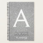 2022 Silver Glitzer Sparkle Monogram Planer<br><div class="desc">2022 Silver Sparkle Glitzer Monogram Name and Initial Spiral Notebook Planner. Das macht den perfekten 16 Geburtstag,  Hochzeit,  Brautparty,  Jubiläum,  Babydusche oder Junggeselinnen-Abschied Geschenk für jemanden,  der Lieben glamourösen Luxus und schicke Stile.</div>