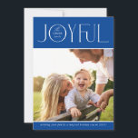 2023 FAMILY FOTO modern und elegant JOYFUL blau Feiertagskarte<br><div class="desc">von kat massard >>> WWW.SIMPLYSWEETPAPERIE.COM << Ein elegantes Kartendesign mit dem Zitat "JOYFUL",  kombiniert eleganten Schrifttyp mit Serifentypografie und schlichter Hintergrundfarbe,  sodass Sie eine persönliche Nachricht handschreiben können. Mit trendigem,  quadratischem Foto vorne für Ihr liebstes Foto!</div>
