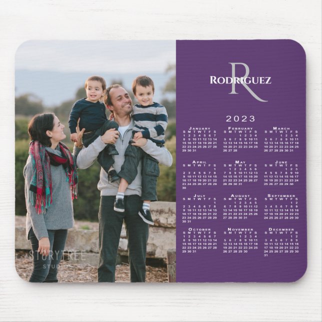 2023 Foto-Monogramm-Name für den Kalender auf Lila Mousepad (Vorne)