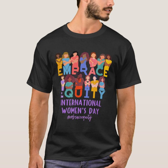 2023 International Women's Day IWD Embrace Equity T-Shirt (Vorderseite)