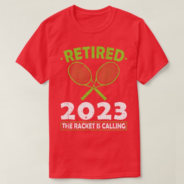2023 wird das Tennisschläger-Racket zum Tennisplat T-Shirt (Design vorne)