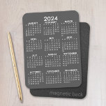 2024 Calendar - Basic Grey Mini Calendar Magnet<br><div class="desc">Grau und Weiß - Ein minimaler,  einfacher 12-monatiger Kalender mit einem soliden Farbhintergrund. Eine Standardsuche nach Ihrem Zuhause-Büro oder Schulfach.</div>