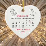 2024 Hochzeitdatum Herzkalender Verheiratet Keramik Ornament<br><div class="desc">2024 Hochzeitstag Herzkalender Verheiratete Keramik Ornament. Matching-Elemente verfügbar.</div>