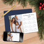 2024 Navy Blue Modern Minimalistisch Foto Calendar Feiertagskarte<br><div class="desc">2024 Navy Blauer,  individualisierbarer Familienname und Foto Kalender Neujahrskarten mit Ihrem personalisierten Foto und Namen. 🌟 Dies ist für 2024 🌟 für 2024 konzipiert,  und perfekt für kleine Geschenke,  oder anstelle von Urlaubskarten! Bitte kontaktieren Sie uns unter cedarandstring@gmail.com ,  wenn Sie Hilfe beim Design oder den passenden Produkten benötigen.</div>