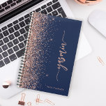 2024 Personalisiert Navy Blue Rose Gold Glitzer Planer<br><div class="desc">Dieses elegante, moderne Design mit Ihrem Namen in vertikaler Rose rosa Handschrift Handschrift-Drehbuch auf einem marineblau Hintergrund getrimmt mit einer Rose Gold Imitat Glitzer Rand. Fügen Sie das Jahr in serifenem Schriftart hinzu. (Um die Swashes am Anfang und am Ende des Namens behalten, ersetzen Sie nur die Buchstaben, indem Sie...</div>