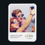 2024 Solar Eclipse Foto Paare Geschenke insgesamt Magnet<br><div class="desc">Mit der Einführung unserer Solar Eclipse Foto Paare 2024 verschenkt sie Keramik Ornament, ein hochgeschätzter Sake, der den Zauber dieses himmlischen Ereignisses erahnen lässt. Personalisiert mit Ihrem bevorzugten Foto der Sonnenfinsternis erinnert dieser Ornament an den erstaunlichen Moment, in dem Sonne, Mond und Erde sich ausrichten. Aus hochwertiger Keramik, ist es...</div>