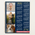 2025 Calendar Navy Koral Gold Familie Foto Collage Planer<br><div class="desc">Feiern Sie 2025 mit diesem eleganten Foto-Collage Kalender-Planer. Im Inneren haben diese Planer Seiten für Sie, um Ihre Wochen und Monate zu organisieren. Mit dem schönen Jahreskalendarcover können Sie das ganze Jahr auf einen Blick sehen - und 9 Ihrer beliebten Fotos genießen. Mit leicht lesbaren Daten in fett weiß, hat...</div>