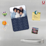 2025 Der Kalender des Personalisierten Fotos der m Magnet<br><div class="desc">2025 Anpassbarer Familienname und Foto Magnetkalender mit Ihrem personalisierten Foto und Namen. 🌟 nur für 2025 konzipiert, und perfekt für kleine Geschenke, kleine Geschenke oder anstelle von Urlaubskarten! Diese Version ist Navy Blue, aber die Farbe ist einstellbar. Bitte kontaktieren Sie uns unter cedarandstring@gmail.com , wenn Sie Hilfe beim Design oder...</div>