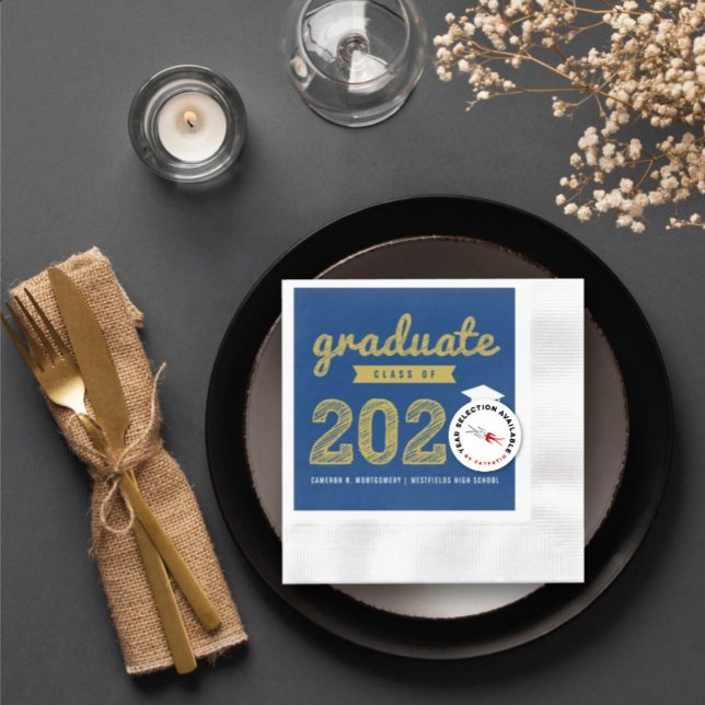 2025 Fett Gold Sketch Text Moderne Graduation Part Serviette (Class of 20YY Bold Gold Sketch & Dark Blue Graduation Party Paper Napkin @ zazzle.com/color_therapy)