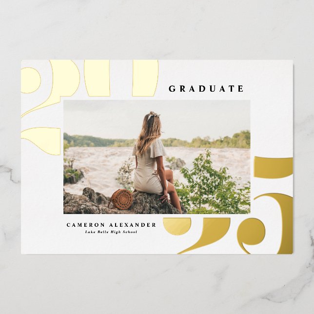 2025 Fett Typografie Foto Abschluss Gold Folieneinladung (Vorderseite)