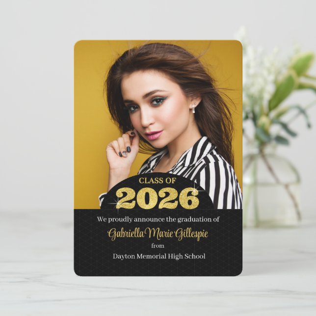 2025 Grad Imitats Gold Bling Black Foto Abschluss Einladung (Stehend Vorderseite)