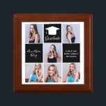 2025 Graduate Foto Collage Custom Abschluss Chic Erinnerungskiste<br><div class="desc">Ein klassisches Foto für Senior Graduate Collage Abschluss Geschenkboxen mit eleganten roten Quadraten für einen High School Senior geschlossen mit der Klasse von 2025. Passen Sie mit Ihren Seniorporträtbildern, Schulnamen und schließ-Klasse unter der eleganten Kalligraphie für ein großes personalisiertes Abschluss-Geschenk an. Es verfügt über eine 6 Fotoschablone, die durch weiße...</div>