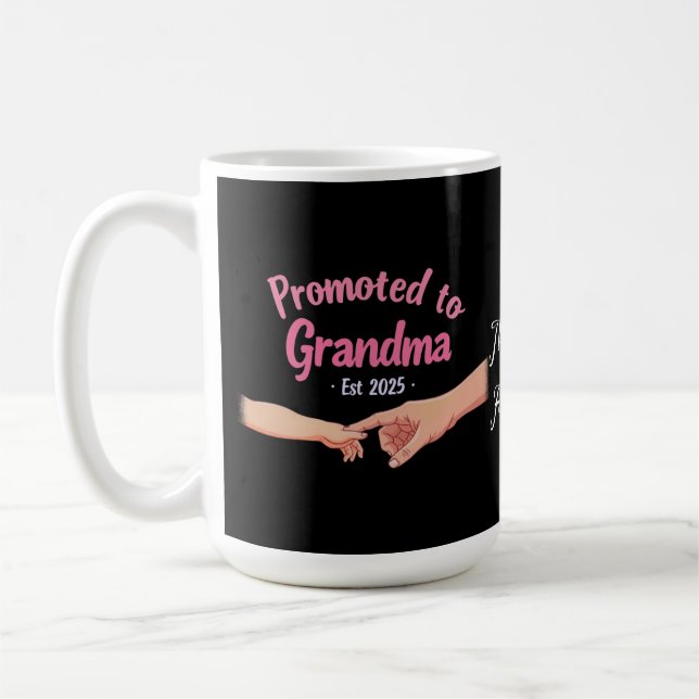 2025 in Oma gegründet Ankündigung Kaffeetasse (Links)