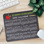 2025-Jahr-Kalender Schulkalender Name des Lehrers Mousepad<br><div class="desc">Dieses Jahr 2025 monatlich Kalendermousepad / Mousemat zeigt die Tage der Woche für jeden Monat. Das Design umfasst ein Chalkboard-Aussehen, sowie eine Grafik eines Wurms in einem Apfel und einem Bleistift. Sie können auch Ihren benutzerdefinierten Text oben grün hinzufügen. Verwenden Sie einfach die einfache Vorlage, um zu personalisieren. Mit diesem...</div>