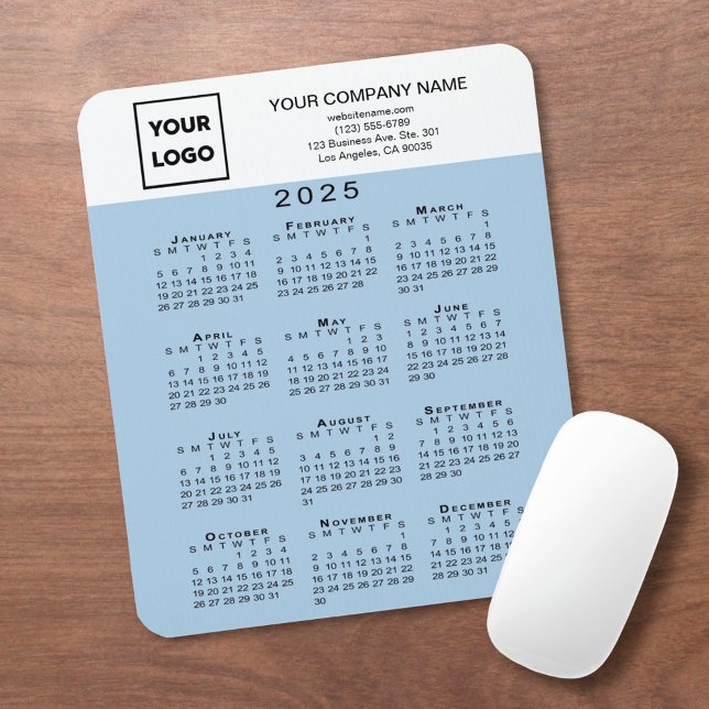2025 Kalender Firmenlogo Text hell blau Mousepad (2025 Calendar Business Logo Text Light Blue Mouse Pad in situ)