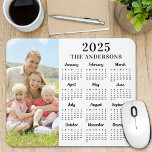 2025 Kundenspezifisches Foto Moderne Familie 12 Mo Mousepad<br><div class="desc">Der 2025 Mousepad Kalender der Neuzeit! Dieses vielseitige Schreibtischzubehör vereint Funktionalität und Stil und eignet sich perfekt für alle Zuhause- und Arbeitsbereiche. Dieses Mousepad mit seinem eleganten, einfachen Design verfügt über einen komfortablen Kalender, der das ganze Jahr über leicht zu bedienen ist. Was dieses Mousepad auszeichnet, ist das anpassbare Foto-Feature,...</div>