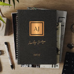 2025 mit Monogramm schwarzer goldener Drehbuchname Planer<br><div class="desc">Luxuriöse exklusive Namenssignatur-Skript und doppelte monogramm Büro oder persönliches Notizbuch mit einem Imitat Kupfer Metallicgold Glitzer Quadrat über einem stilvollen schwarzen Imitat Leder (PRINTED) Hintergrund.                 Geeignet für kleine Unternehmen,  Firmenfachleute oder selbstständige Geschäftsleute,  Studierende,  Stylist- und Markenfachleute,  Makeup-Künstler oder Schönheitssalons sowie Boutique- oder Ladenmanager.</div>