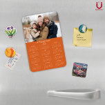 2025 Moderner Foto-Kalender der Familie Burnt Oran Magnet<br><div class="desc">2025 Anpassbarer Burnt Orange Familienname und Foto Magnetic Calendar mit Ihrem personalisierten Foto und Namen. 🌟 nur für 2025 konzipiert, und perfekt für kleine Geschenke, kleine Geschenke oder anstelle von Urlaubskarten! Diese Version ist Burnt Orange, aber die Farbe ist einstellbar. Bitte kontaktieren Sie uns unter cedarandstring@gmail.com , wenn Sie Hilfe...</div>