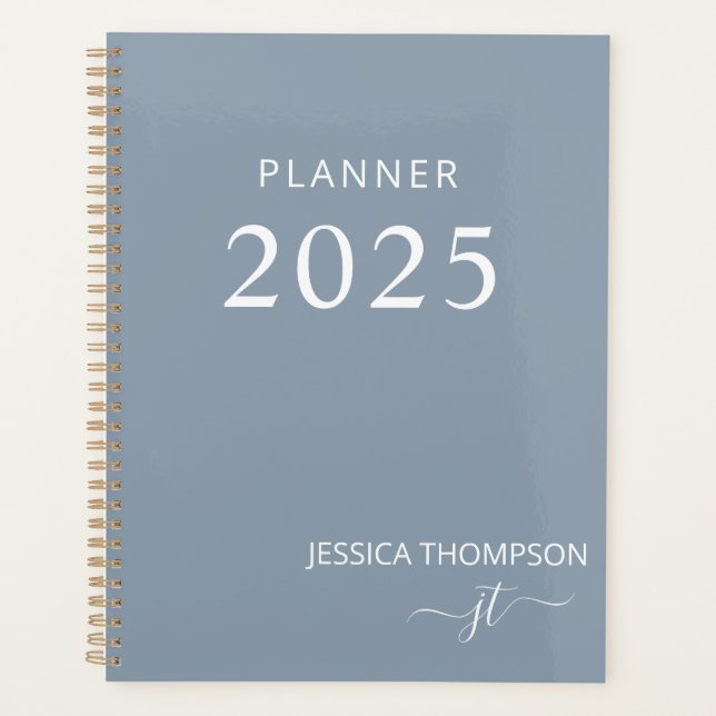 2025 Moderner Girly Dusty Blue Monogram Name Plann Planer (Vorderseite)