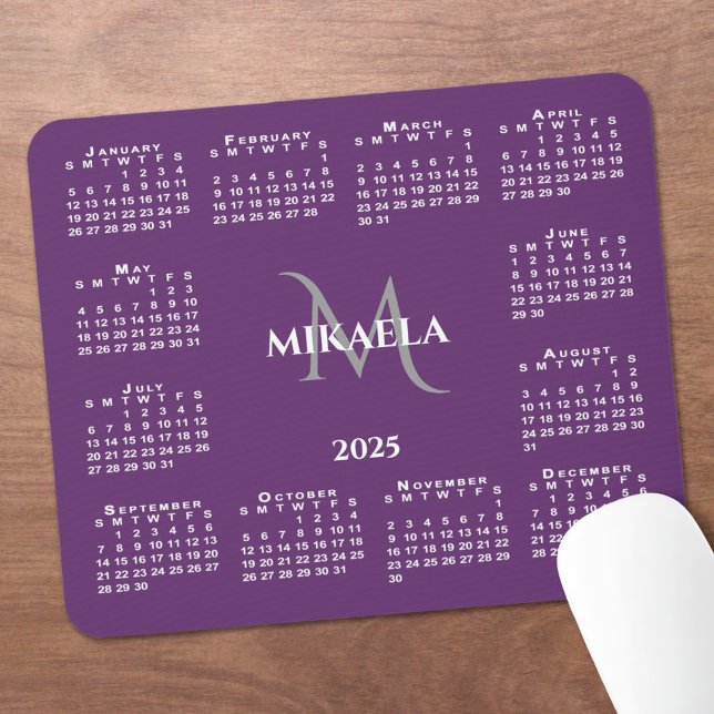 2025 Name des Kalenderdokuments auf Lila Mousepad (2025 Calendar Chic Monogram Name on Purple Mouse Pad in situ)