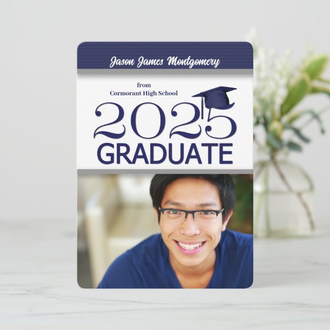 2025 Navy Blue and White Foto Abschluss Einladung (Stehend Vorderseite)