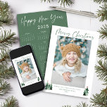 2025 Niedlicher Minimalistischer Weihnachtskalende Feiertagskarte<br><div class="desc">🌟 Dies ist für 2025 🌟 Niedliche, moderne und dennoch rustikale Weihnachtsfotos-Karten mit bezaubernden kleinen Wäldern von rustikalen Weihnachtsbäumen und frohe Weihnachten in modernen Typografie auf einer sanften modernen pastellfarbenen Palette von Wäldern und Salbei Grün. Wir haben einen Kalender für 2025 auf die Rückseite für eine Karte gelegt, die das...</div>