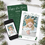 2025 Niedlicher Minimalistischer Weihnachtskalende Feiertagskarte<br><div class="desc">🌟 Dies ist für 2025 🌟 Niedliche, moderne und dennoch rustikale Weihnachtsfotos-Karten mit bezaubernden kleinen Wäldern von rustikalen Weihnachtsbäumen und frohe Weihnachten in modernen Typografie auf einer sanften modernen pastellfarbenen Palette von Wäldern und Salbei Grün. Wir haben einen Kalender für 2025 auf die Rückseite für eine Karte gelegt, die das...</div>