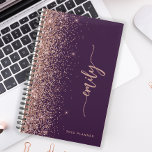 2025 Personalisierte Lila Rose Gold Glitzer Planer<br><div class="desc">Personalisieren Sie dieses elegante, moderne Design mit Ihrem Namen in vertikaler Rose rosa Handschrift Handschrift-Drehbuch auf einem lila Hintergrund mit einer Rose Gold Imitate Glitzer Rand. Fügen Sie das Jahr in serifenem Schriftart hinzu. (Um die Swashes am Anfang und am Ende des Namens behalten, ersetzen Sie nur die Buchstaben, indem...</div>