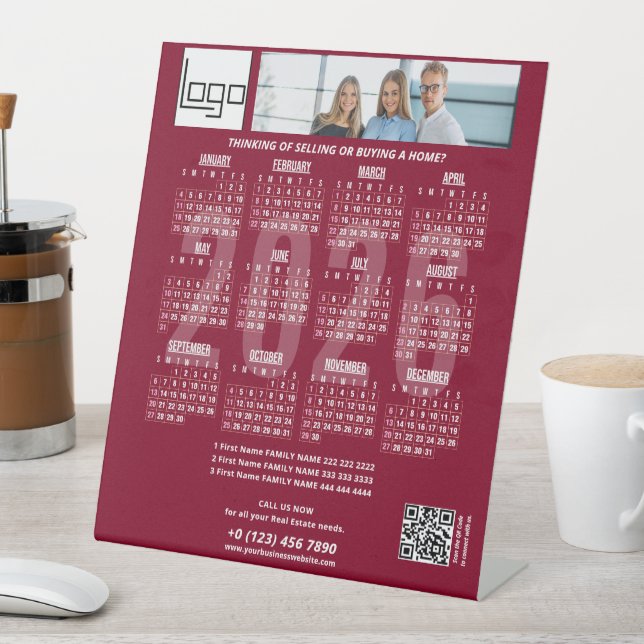 2026 Calendar Company Logo QR Code Burgundy Foto Sockelschild (In Situ)