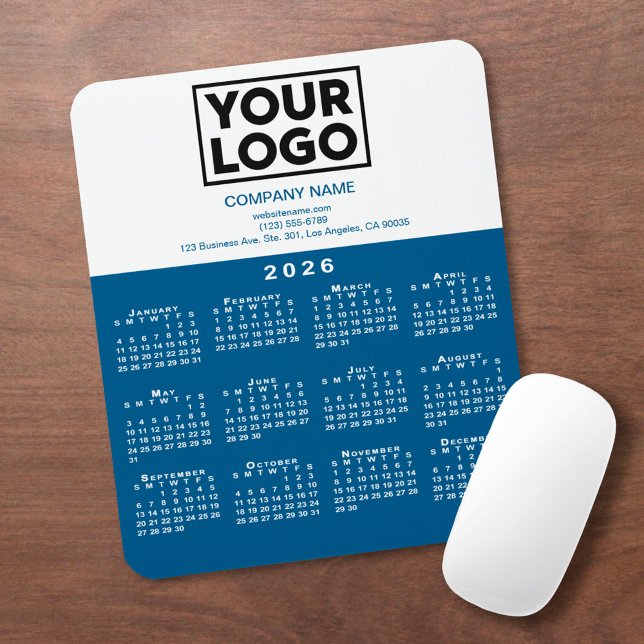 2026 Calendar Company Logo und Text blau weiß Mousepad (2026 Calendar Company Logo and Text Blue White Mouse Pad, in situ)