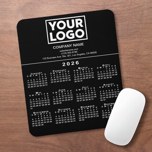 2026 Firmenlogo und Text auf Schwarz Mousepad (2026 Calendar Company Logo and Text on Black Mouse Pad, in situ)