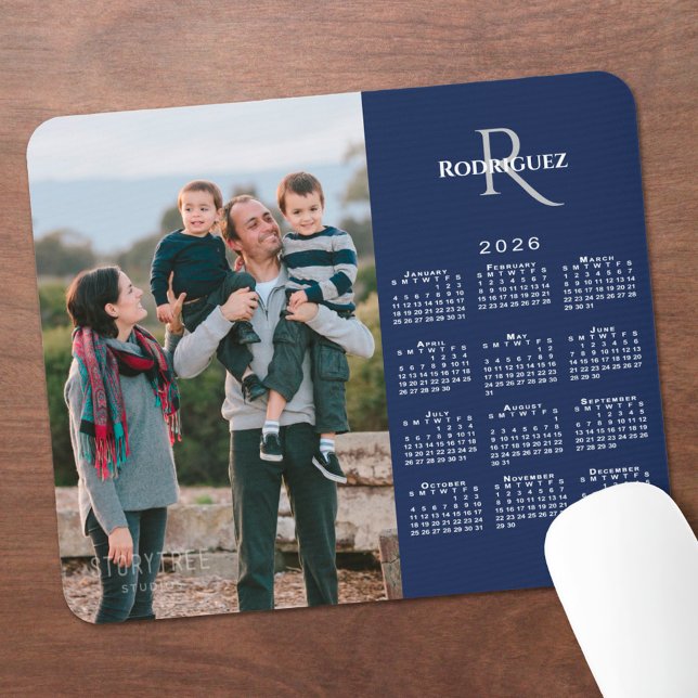 2026 Foto-Monogramm-Name Navy Mousepad (2026 Calendar Custom Photo Monogram Name Navy Mouse Pad, in situ)