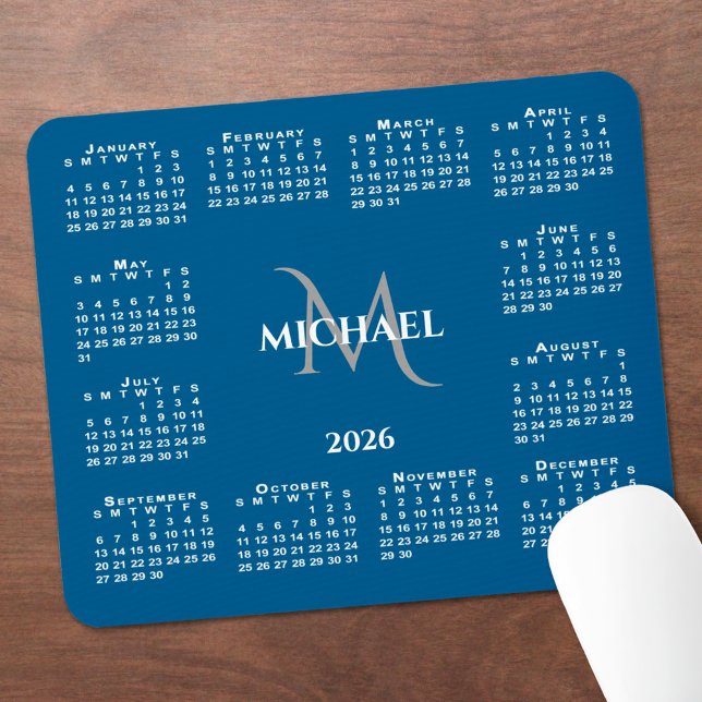 2026 Kalender Chic Monogramm Name auf Blau Mousepad (2026 Calendar Chic Monogram Name on Blue Mouse Pad with mouse)