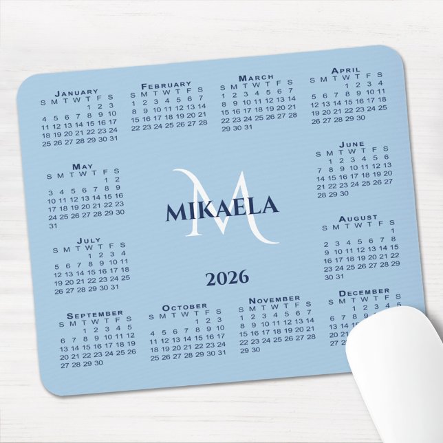2026 Kalender Chic Monogramm Name auf Hellblau Mousepad (2026 Calendar Chic Monogram Name on Light Blue Mouse Pad with mouse)