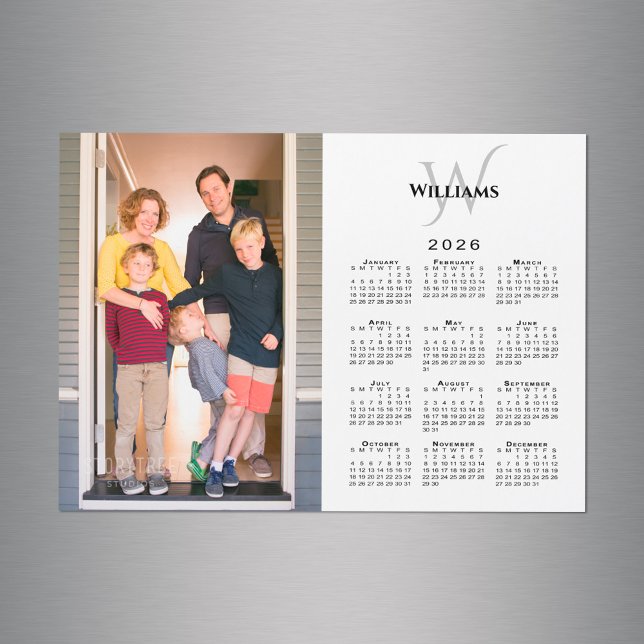 2026 Kalender mit individuellem Foto, Monogramm un Magnetkarte (2026 Calendar Custom Photo Monogram Name Magnet in situ)