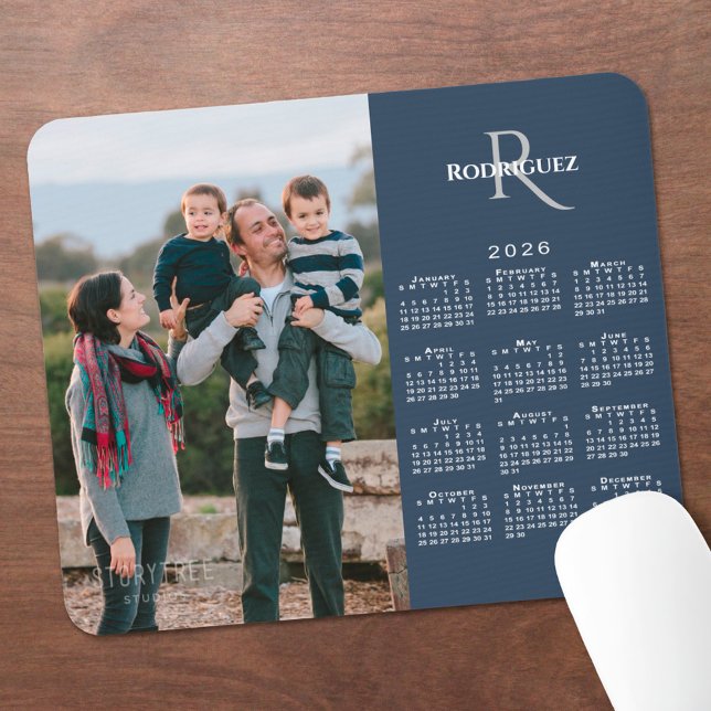 2026 Kalender mit individuellem Foto, Monogramm un Mousepad (2026 Calendar Custom Photo Monogram Name Navy Blue Mouse Pad, in situ)
