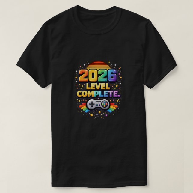 2026: Level Complete | Retro Gaming Evolution T-Shirt (Design vorne)